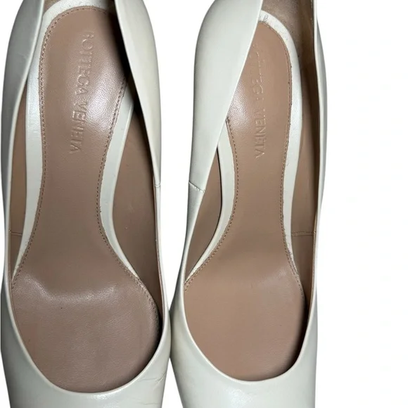 Bottega Veneta knot ivory pump.Statement luxury gold elegant chic unique. $1800 - Picture 4 of 8